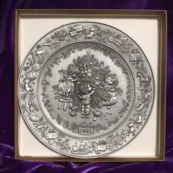 1983 Hallmark Pewter Christmas Plate - Picture 2 of 15
